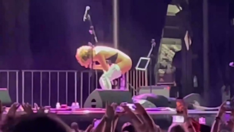 Moment Sophia Urista urinates on fan during live performance [VIDEO] 