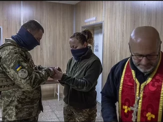 Ukrainian soldiers who met on the front line leaves battle ground to wed each other, then heads back to defend Kyiv from Russian army (photos)
