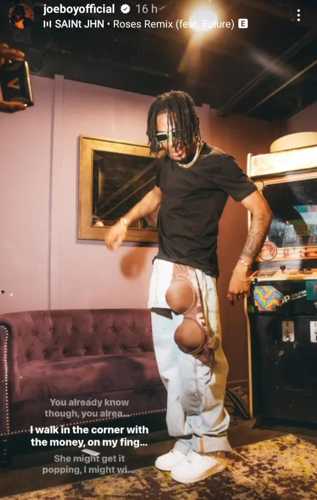 Joeboy celebrates with bra thrown at him by a lady during his performance (video)